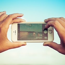 Lectures 20 Image of a smartphone held by 2 hands.